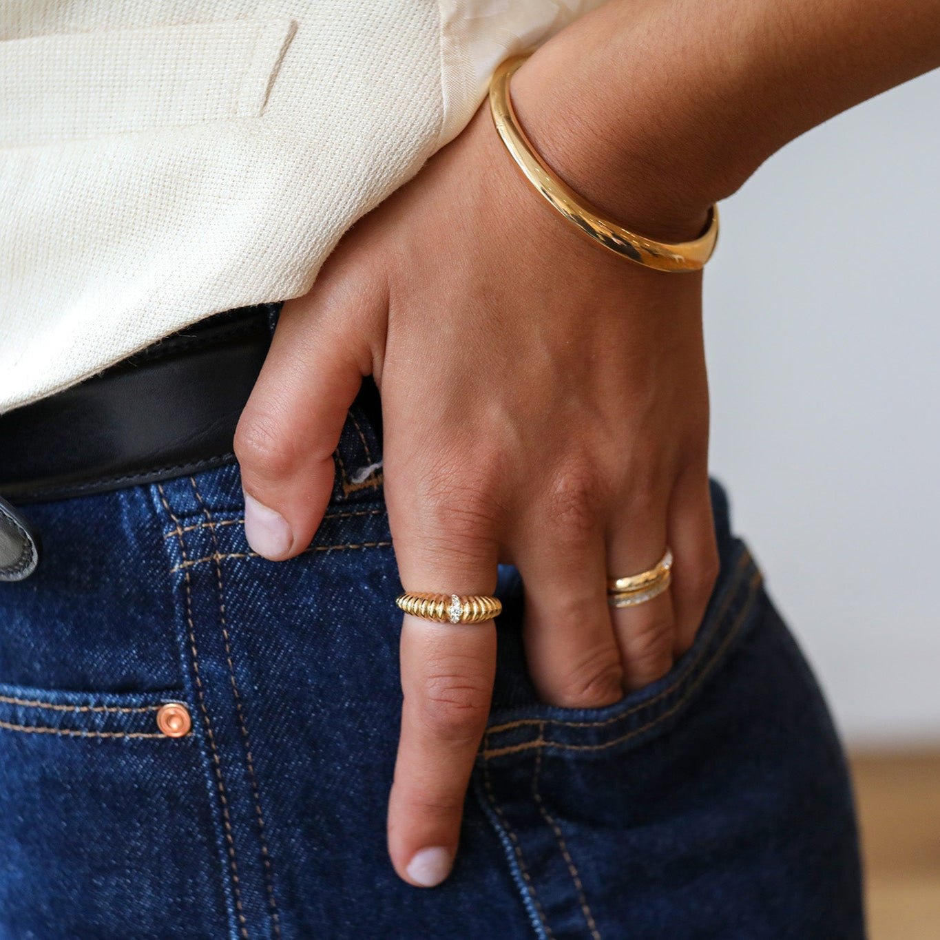 【Lizzie Mandler】 Pave Mini Crescent Hoop Pave Mini Crescent Hoop - Lizzie Mandler
