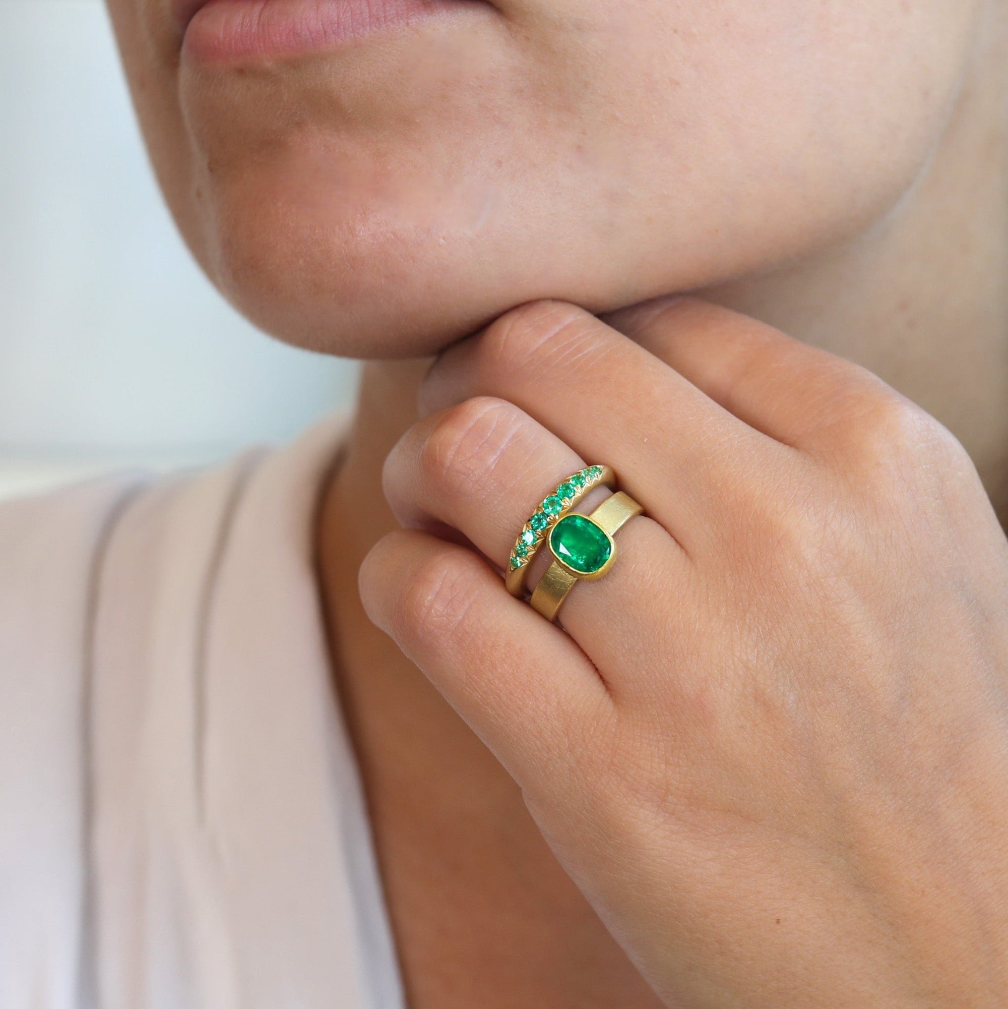 18K Gold Graduated Emerald Tapered Band - Peridot Fine Jewelry - Annie Fensterstock
