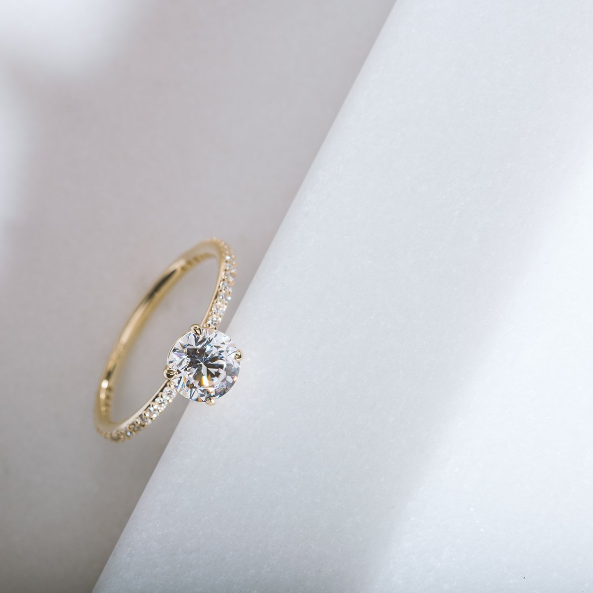 18K Yellow Gold Round