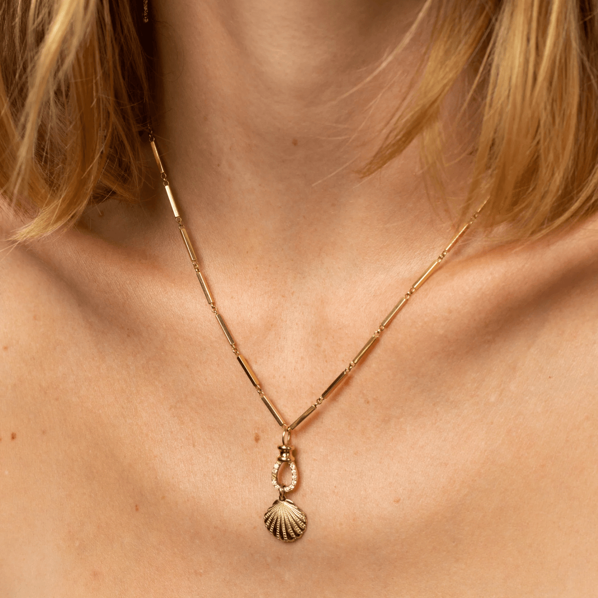10K "Ischia" Seashell Pendant with Milgrain Details - Peridot Fine Jewelry - Zahava