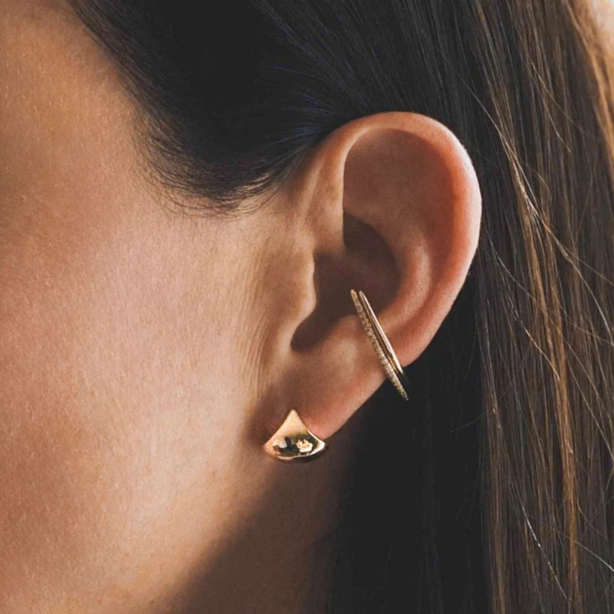 14K Small &quot;Apse&quot; Huggie Hoop Earrings - Peridot Fine Jewelry - Gabriela Artigas