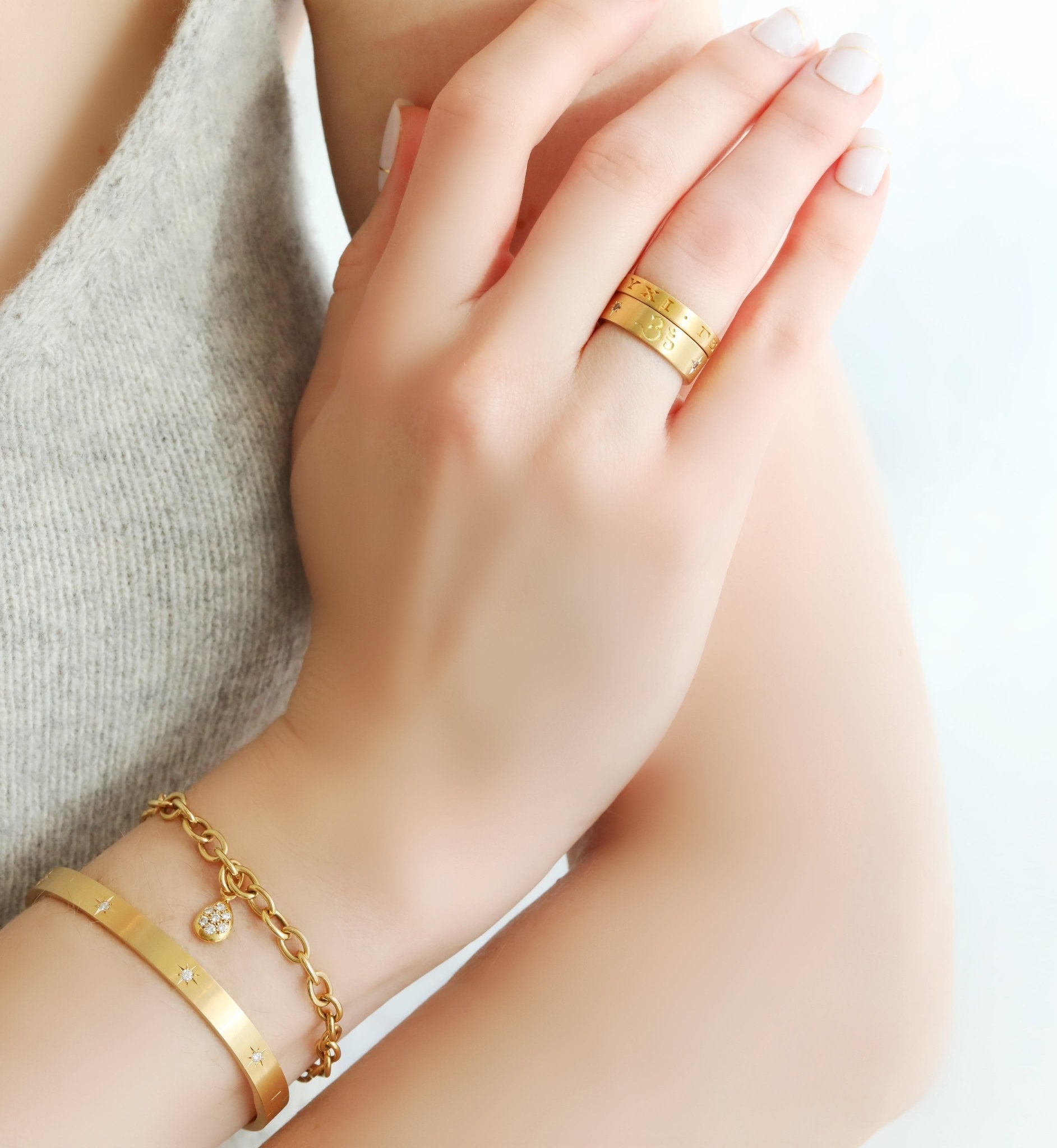 18 Karat Yellow Gold Wide Hinged Bangle Bracelet with 8 Star... - Peridot Fine Jewelry - Caroline Ellen