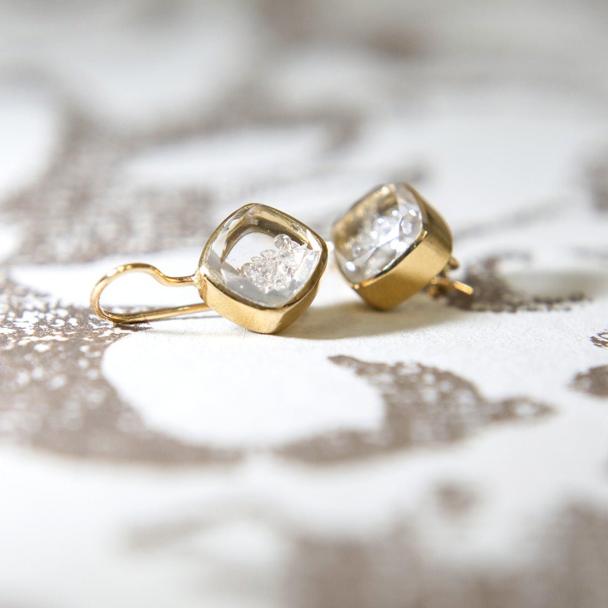 18K Cushion "Naipe" Diamond "Shake" Earrings - Peridot Fine Jewelry - Moritz Glik