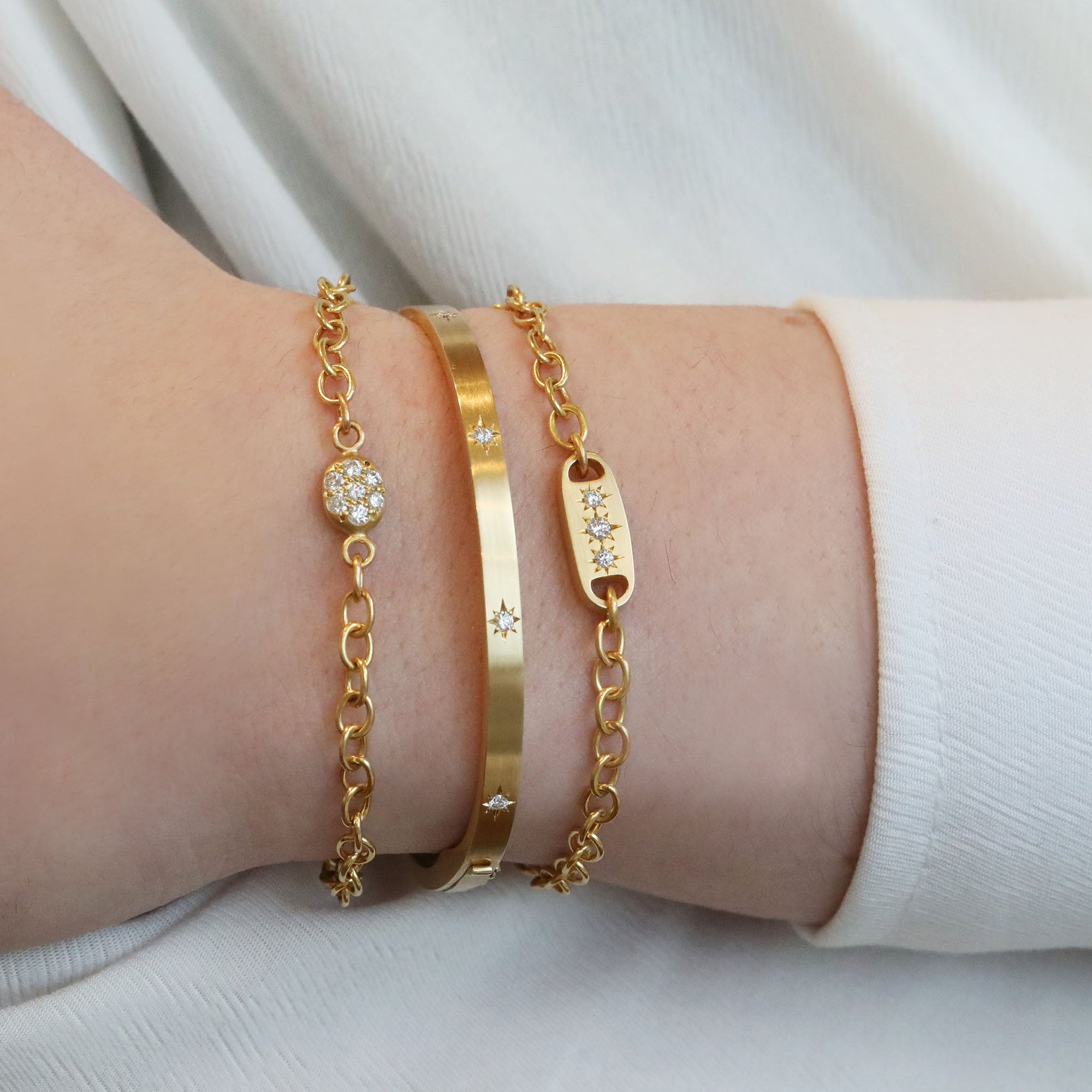 18K Gold and Star-Set Diamond Oval Hinged Bracelet - Peridot Fine Jewelry - Caroline Ellen