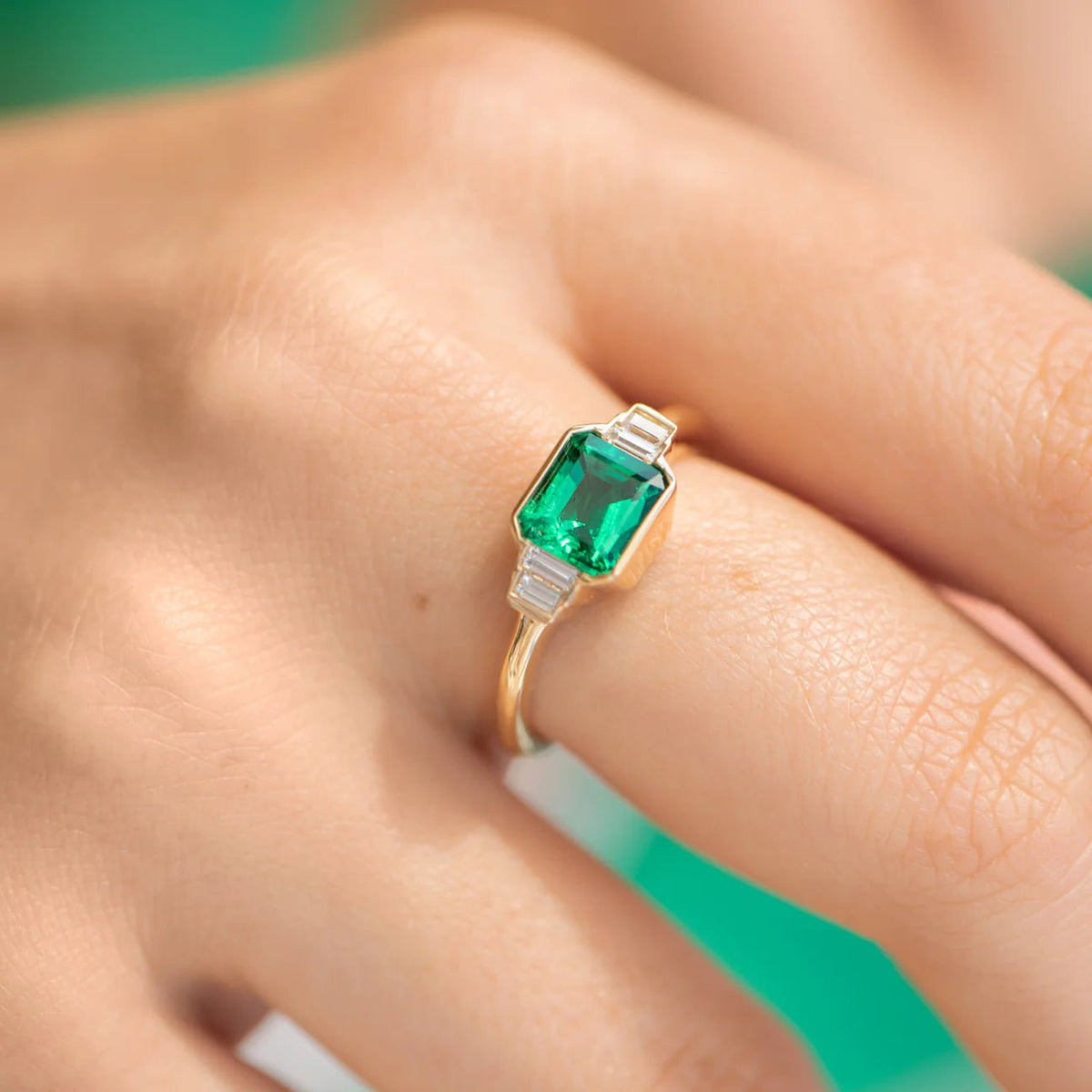 18K Gold Art Deco Emerald Ring with Baguette Diamonds - Peridot Fine Jewelry - Artemer