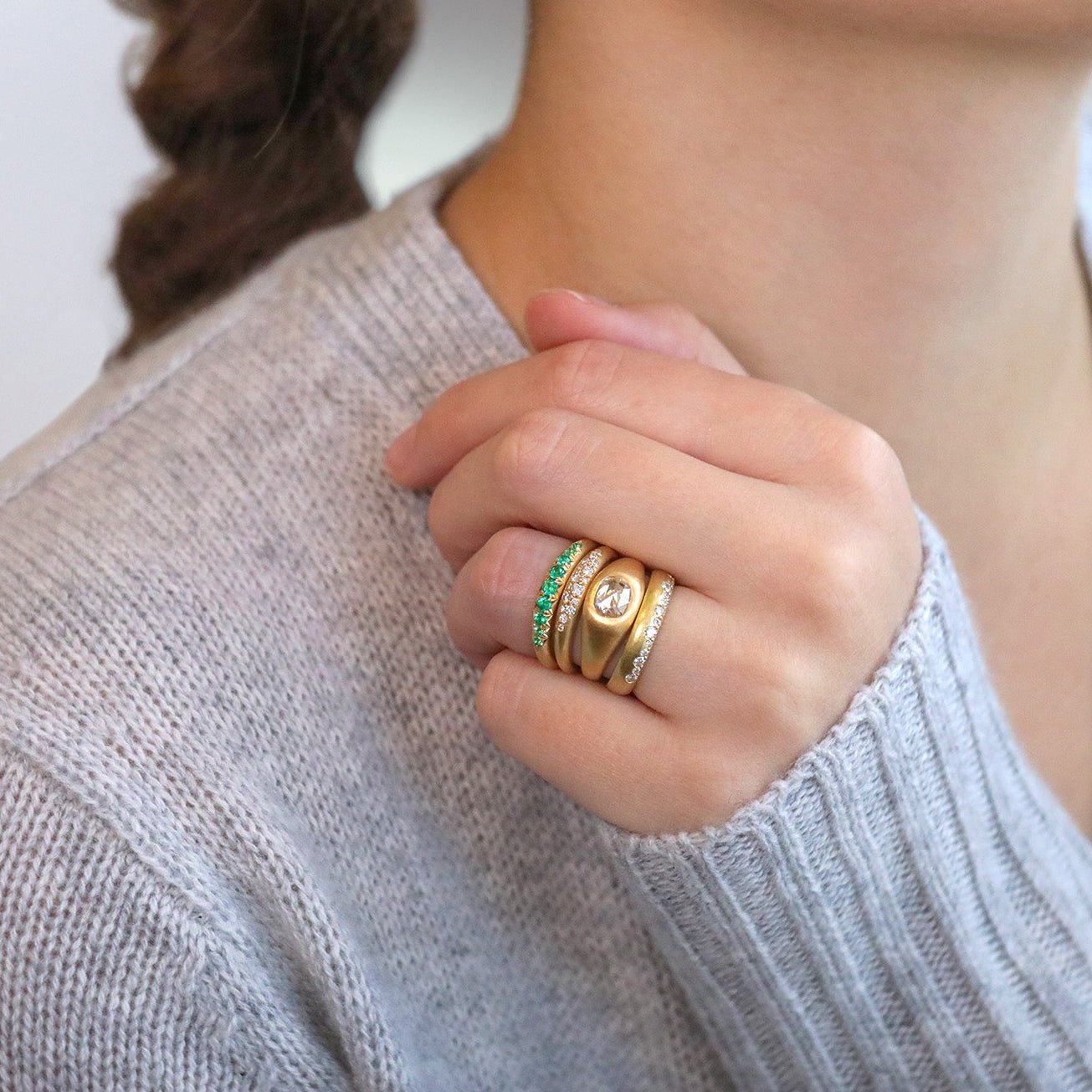 18K Gold Graduated Emerald Tapered Band - Peridot Fine Jewelry - Annie Fensterstock