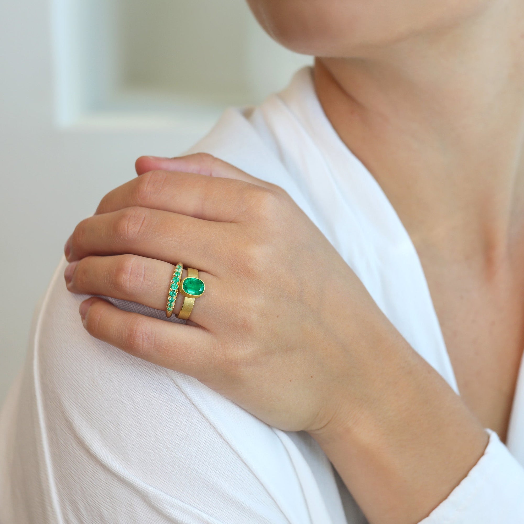 18K Gold Graduated Emerald Tapered Band - Peridot Fine Jewelry - Annie Fensterstock