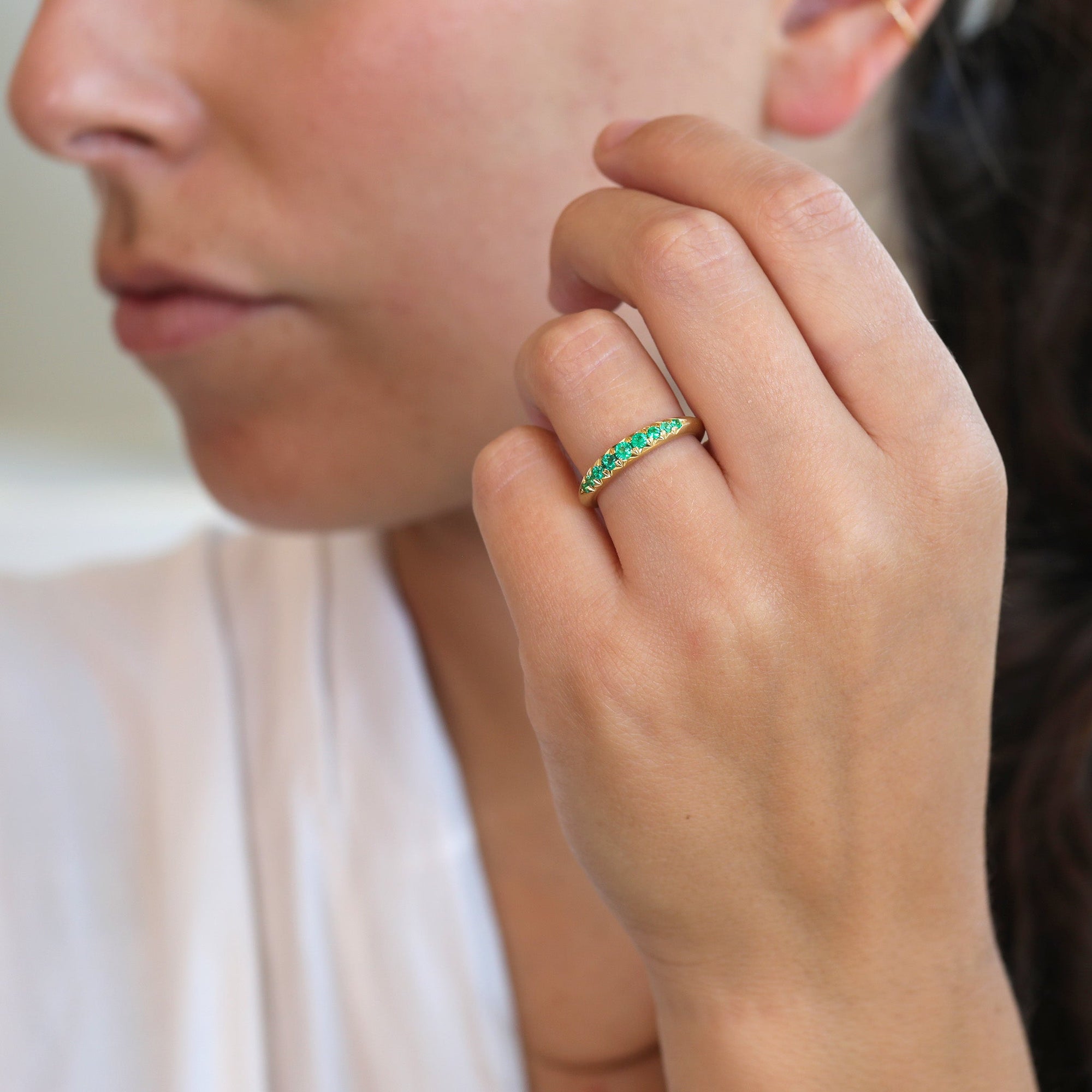 18K Gold Graduated Emerald Tapered Band - Peridot Fine Jewelry - Annie Fensterstock