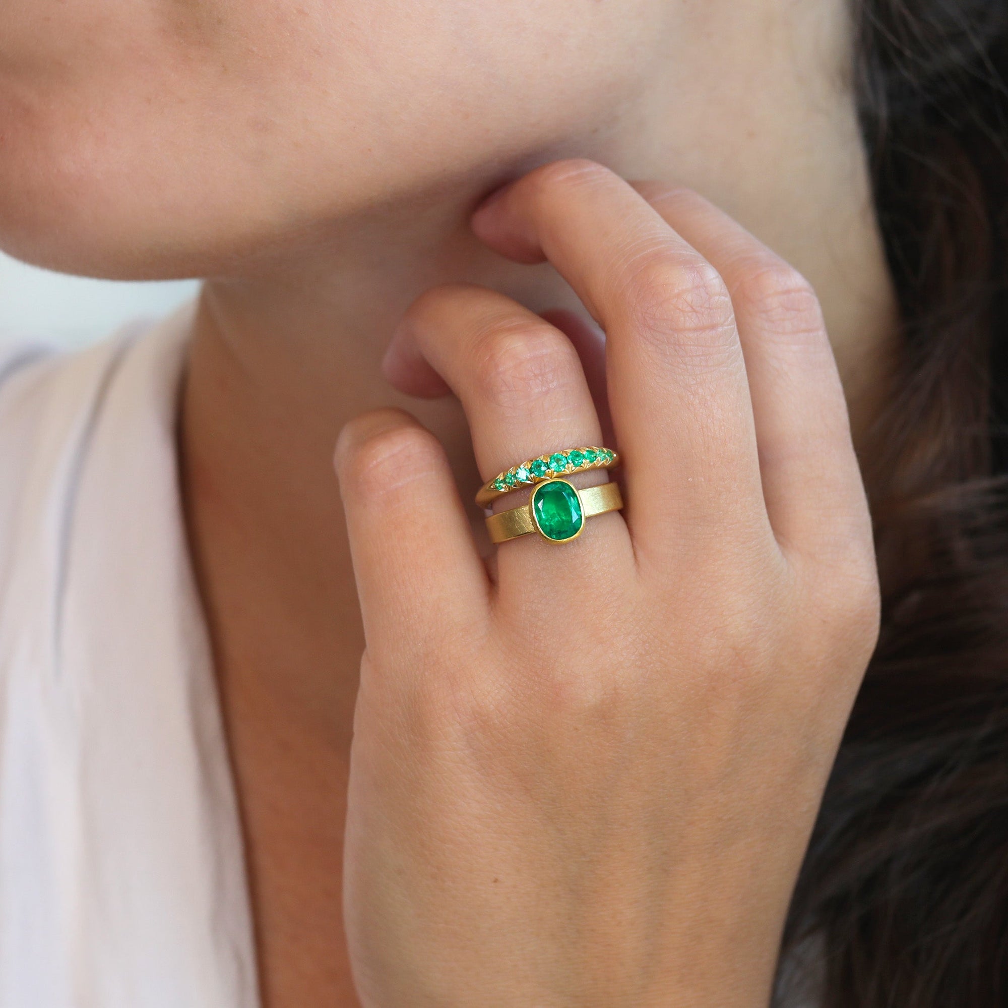 18K Gold Graduated Emerald Tapered Band - Peridot Fine Jewelry - Annie Fensterstock