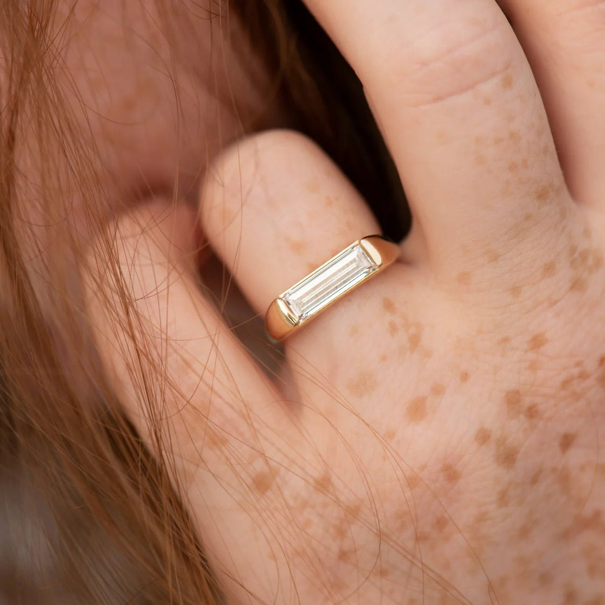18K Gold Minimalist Solitaire Ring with Baguette Diamond - Peridot Fine Jewelry - Artemer