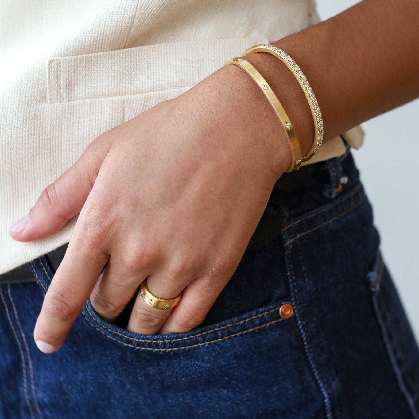 18K Gold Oval Hinged Bangle Bracelet with Single Row of Pave Diamonds - Peridot Fine Jewelry - Caroline Ellen