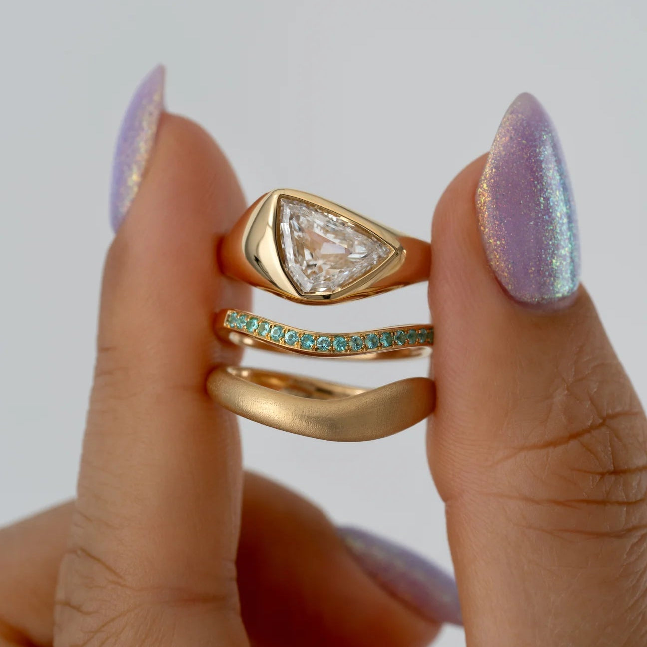 18K Gold Paraiba Tourmaline Curved Stacking Ring - Peridot Fine Jewelry - Artemer