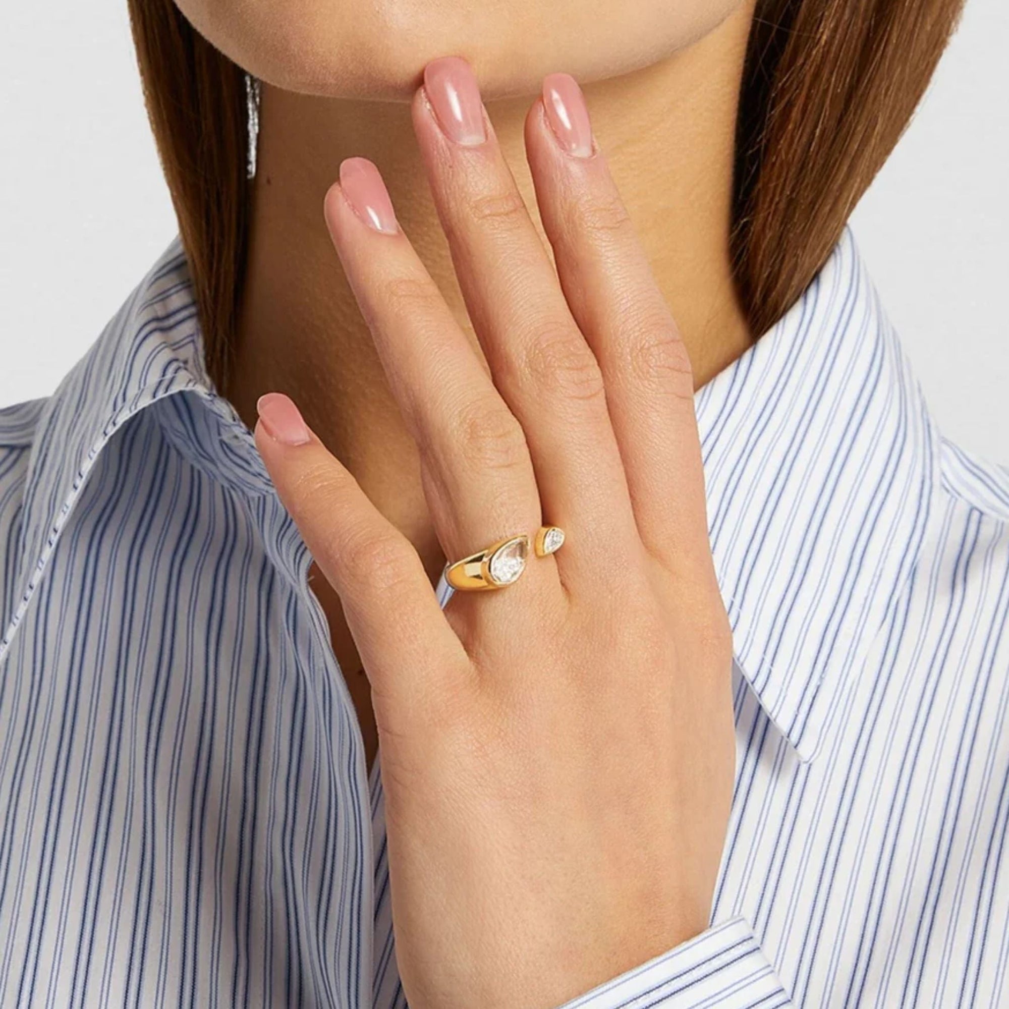 18K Gold "Plural" Open Ring with Pear - Shaped Diamond &amp; Diamond "Shake" - Peridot Fine Jewelry - Moritz Glik