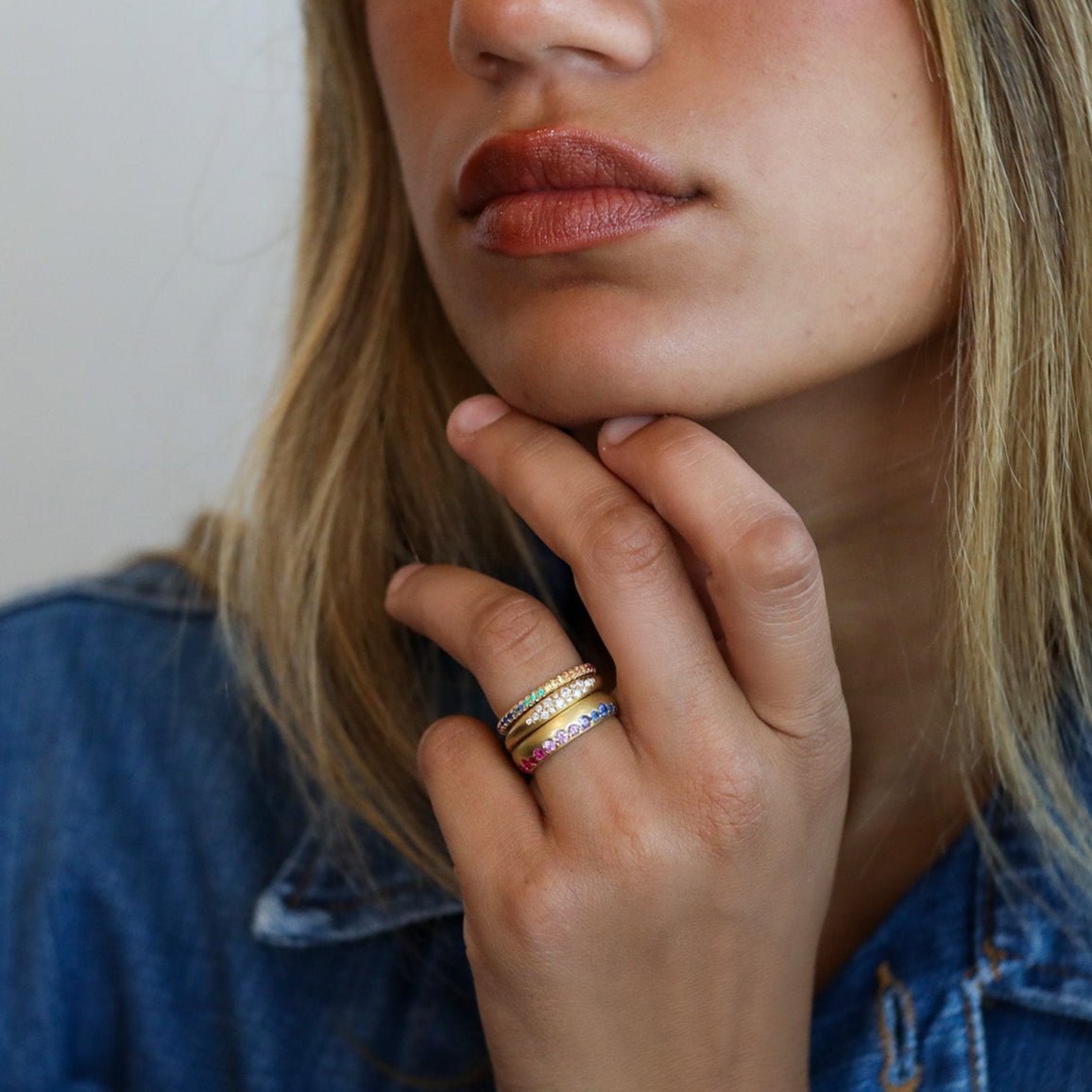 18K Gold Rounded Band with a Row of Varying - Sized Ombre Pink, Purple &amp; Blue Sapphires - Peridot Fine Jewelry - Annie Fensterstock