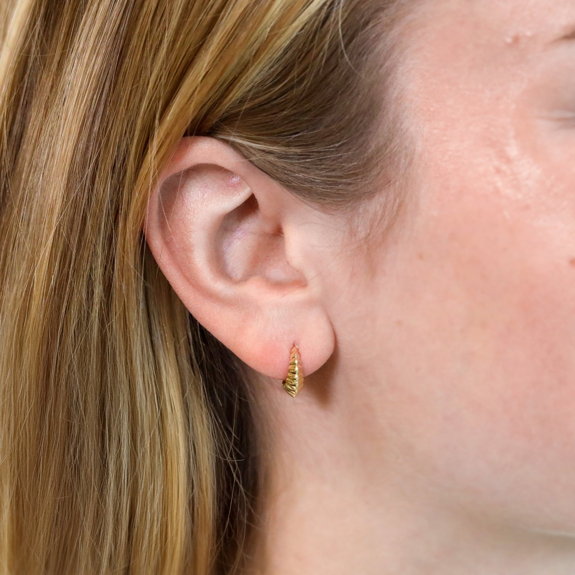 18K Gold Small Fluted "Crescent" Huggie Hoop Earrings - Peridot Fine Jewelry - Lizzie Mandler