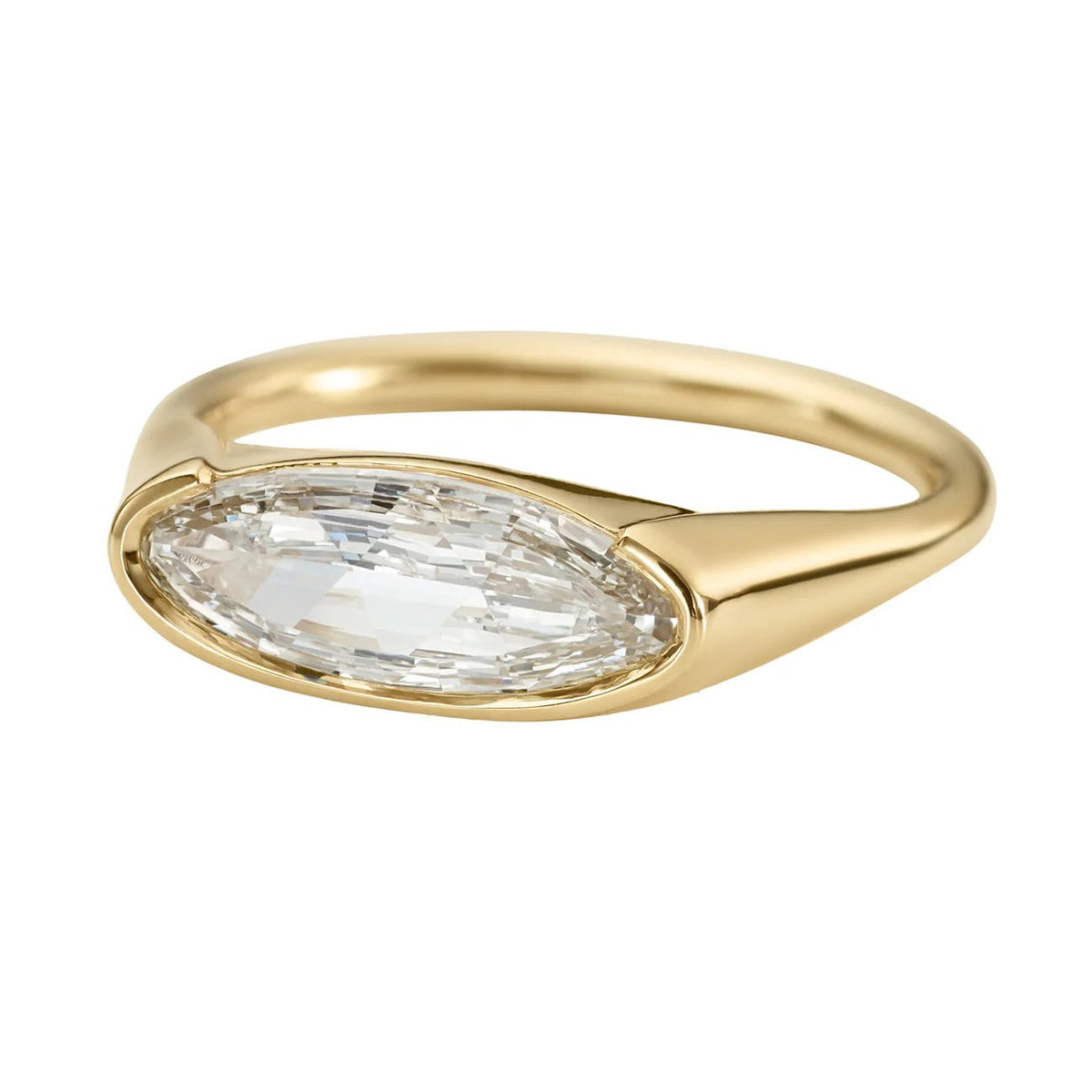 18K Gold Solitaire Diamond Ring in Elongated Moval - Peridot Fine Jewelry - Artemer