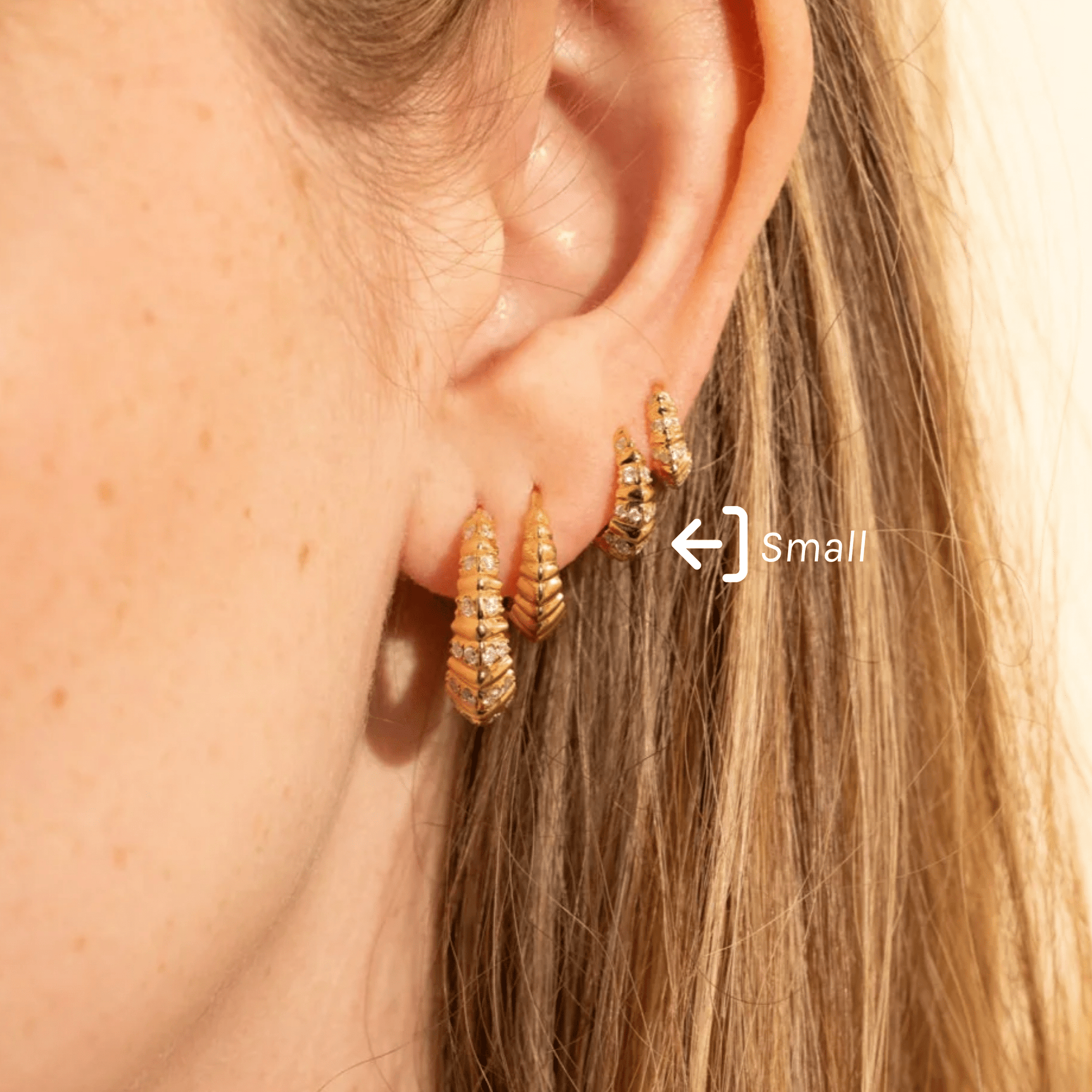 18K Small Fluted "Crescent Pave Stripe" Huggie Hoop Earrings - Peridot Fine Jewelry - Lizzie Mandler