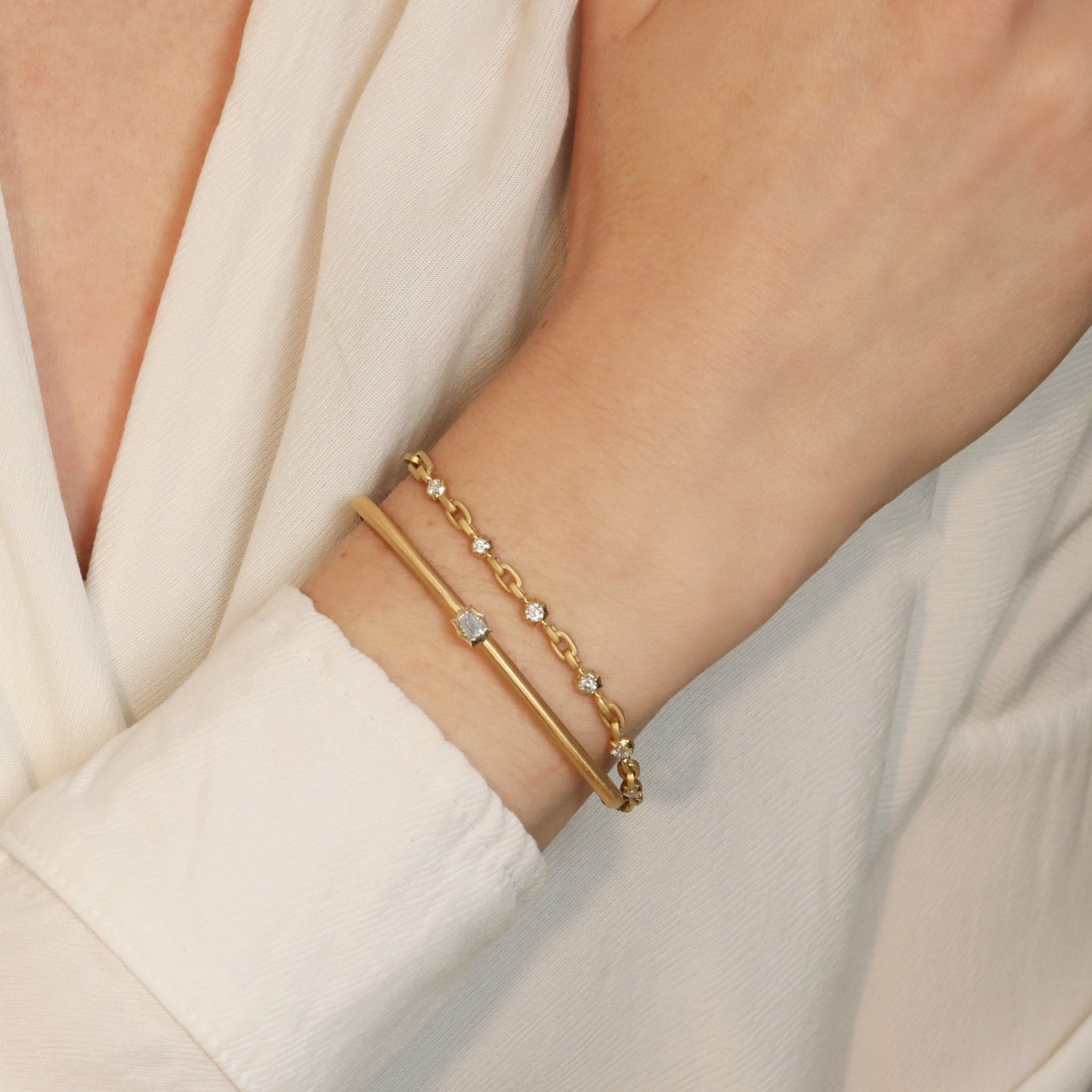 PRY GROUND シュウト011-PLATE-BRACELET Jade Trau 18K Vanguard Plié Bangle – Peridot Fine Jewelry