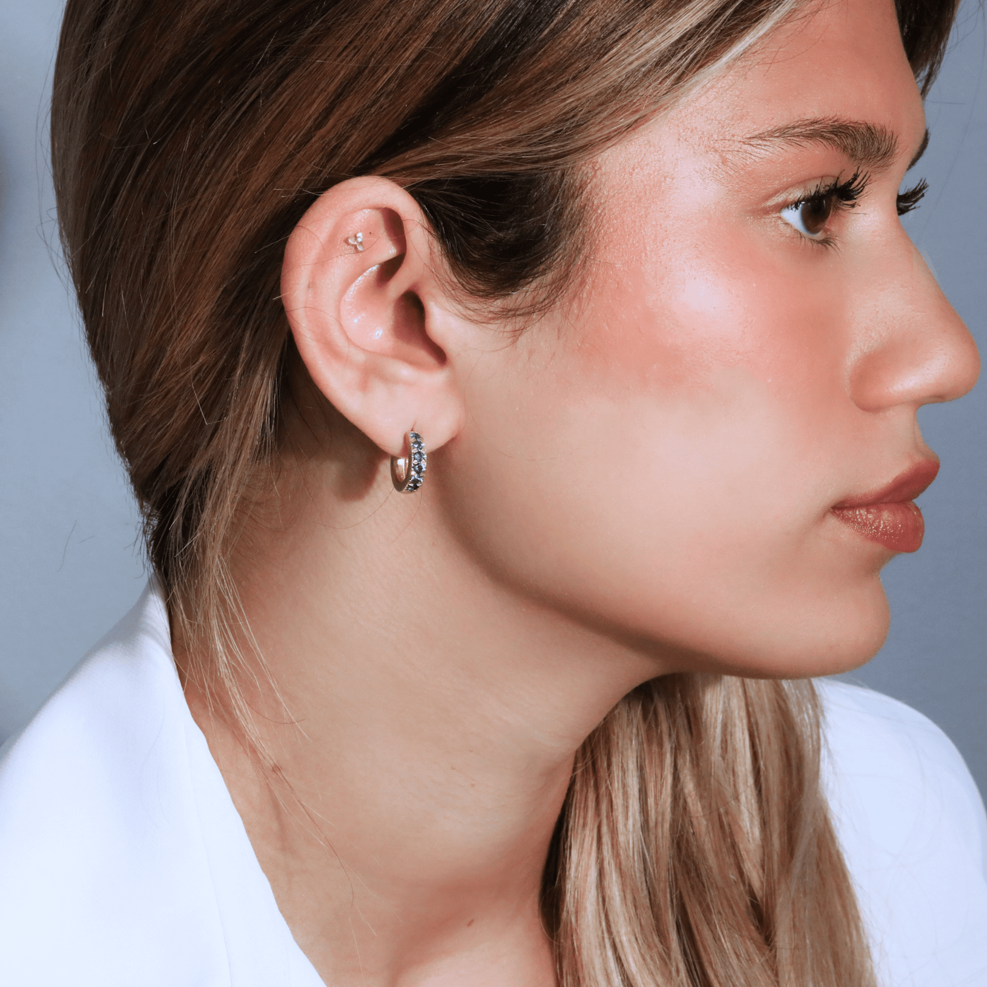 20K &amp; Pave Blue Sapphire "Chunky" Small Hoop Earrings - Peridot Fine Jewelry - Caroline Ellen
