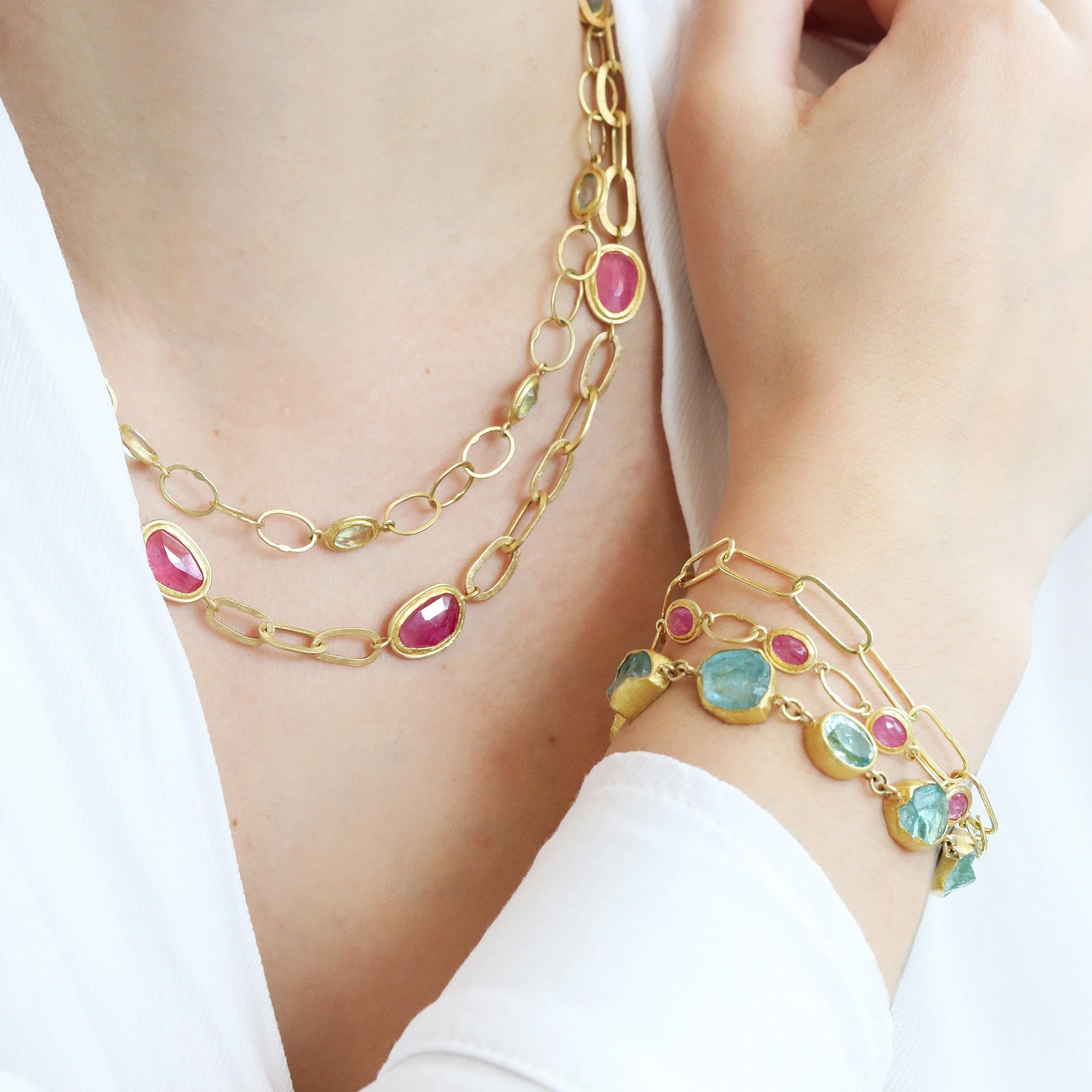 22K Gold Handmade Oval Link Bracelet with Bezel-Set Oval Rubies - Peridot Fine Jewelry - Petra Class