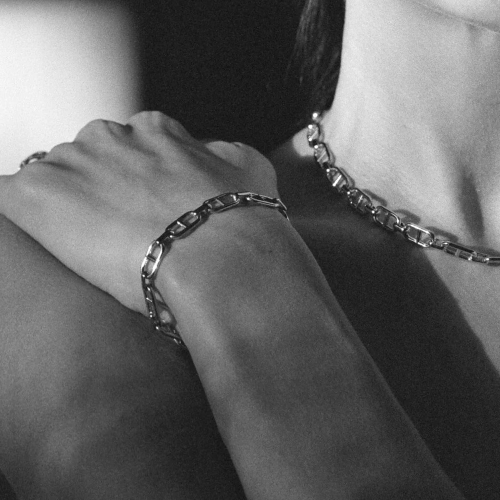 Gold Vermei 15mm &quot;Stirrup&quot; Chain Bracelet - Peridot Fine Jewelry - Gabriela Artigas