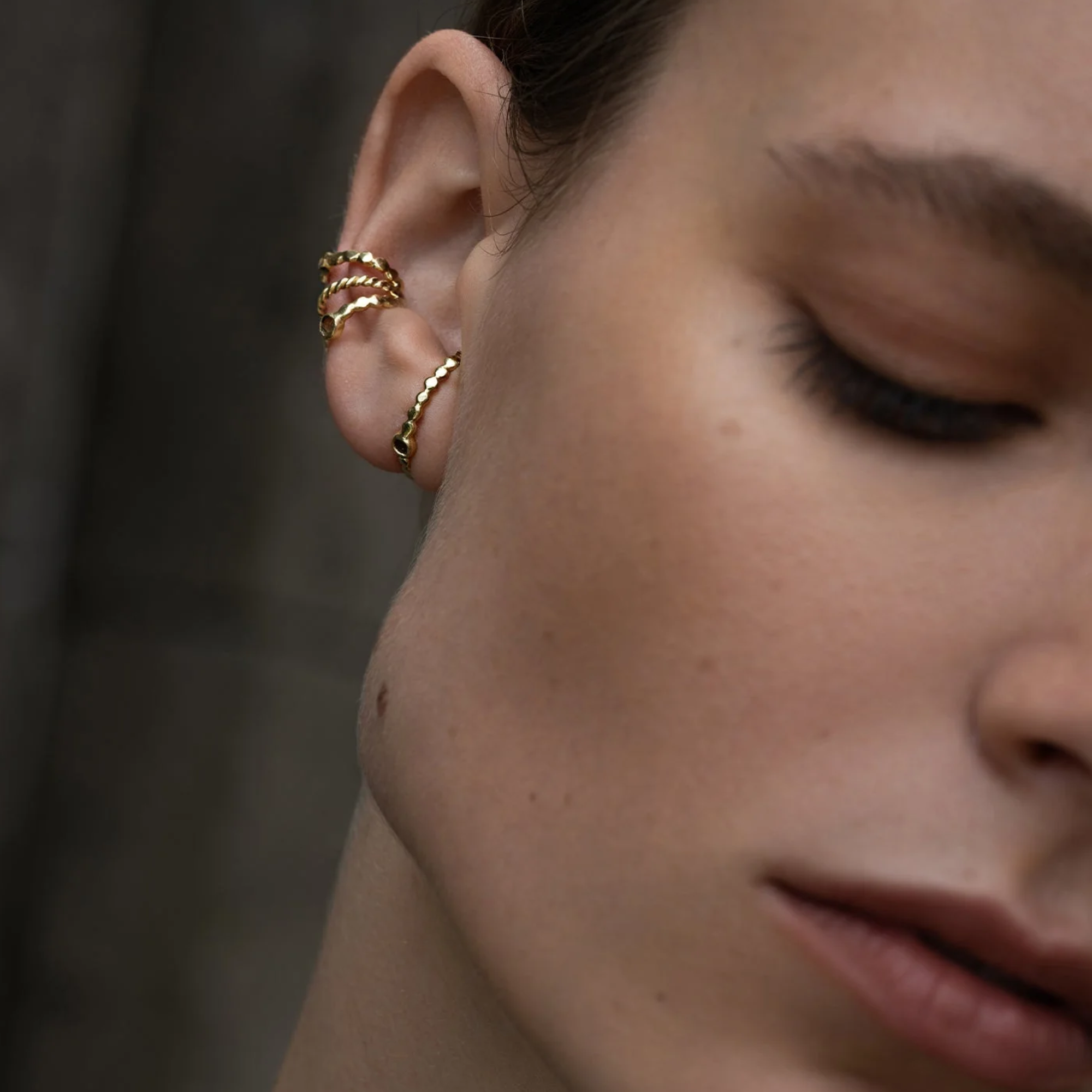 Vermeil Arch-Shaped Cuff Post Earrings with Polki Slice Diamond - Peridot Fine Jewelry - Marie Laure Chamorel
