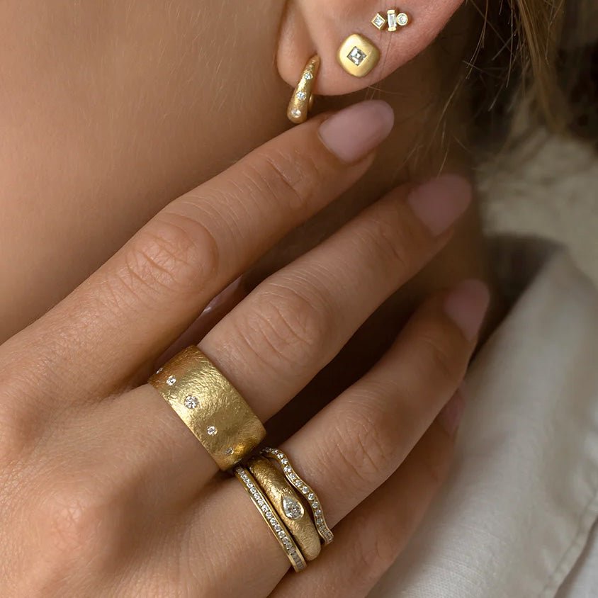 18K Gold "Boulder Bombe" Ring Featuring Pear-Shaped Diamond - Peridot Fine Jewelry - Anne Sportun