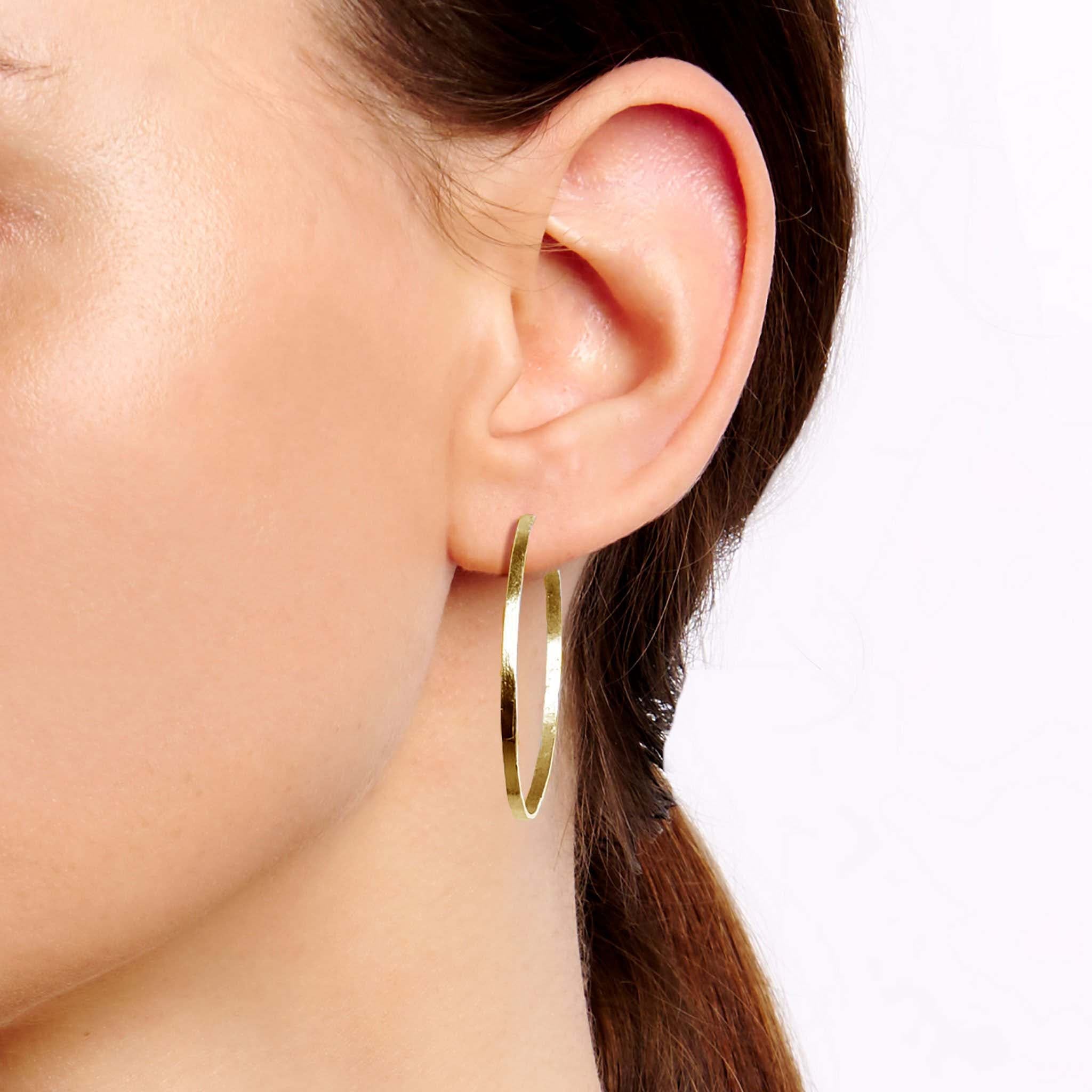 &quot;Elsa&quot; 14 Karat Yellow Gold Profile Hammered Oval Hoop Earrings - Peridot Fine Jewelry - Sarah Macfadden
